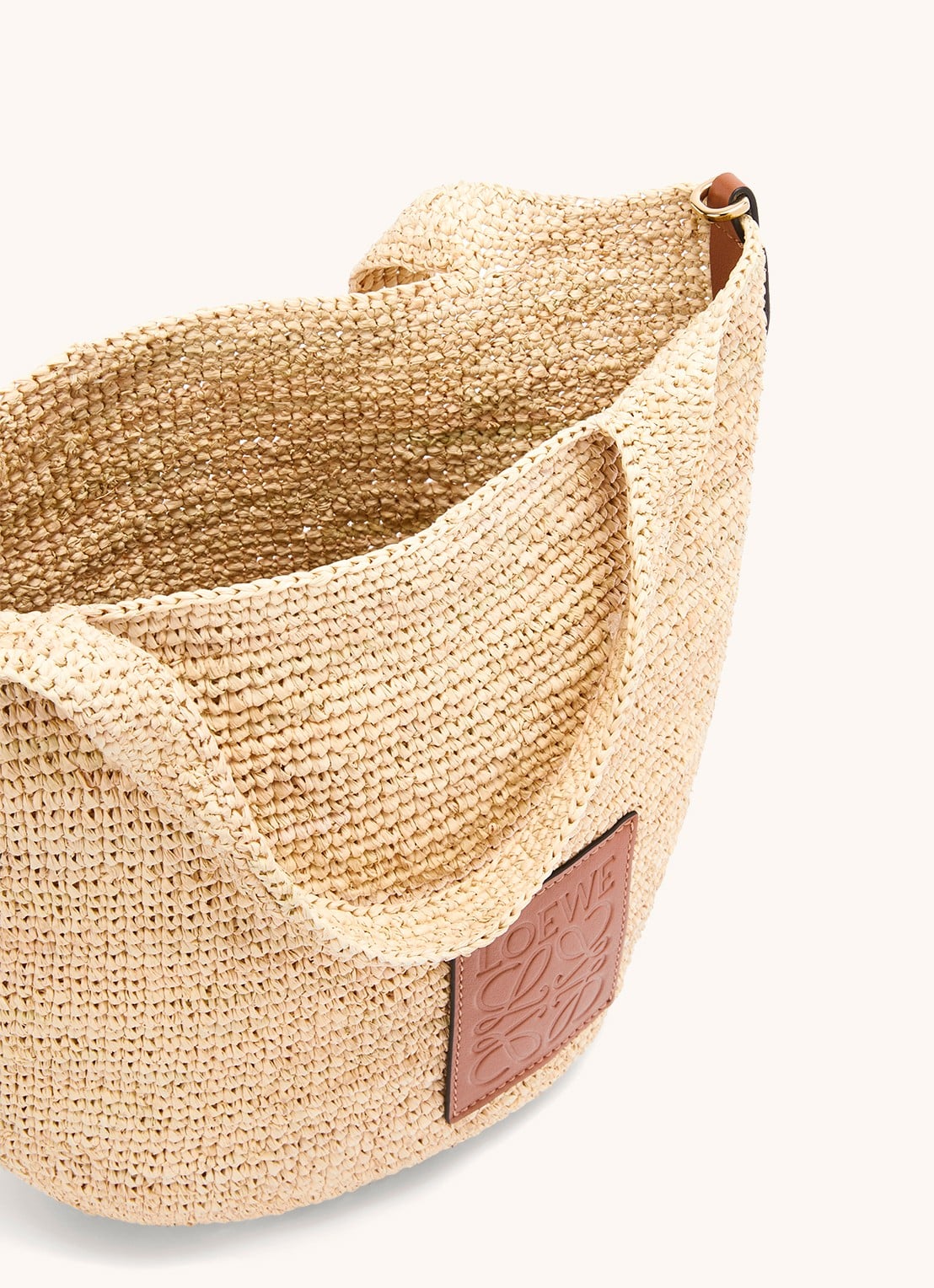 LOEWE Slit schoudertas van raffia met kalfsleren details - detail camel