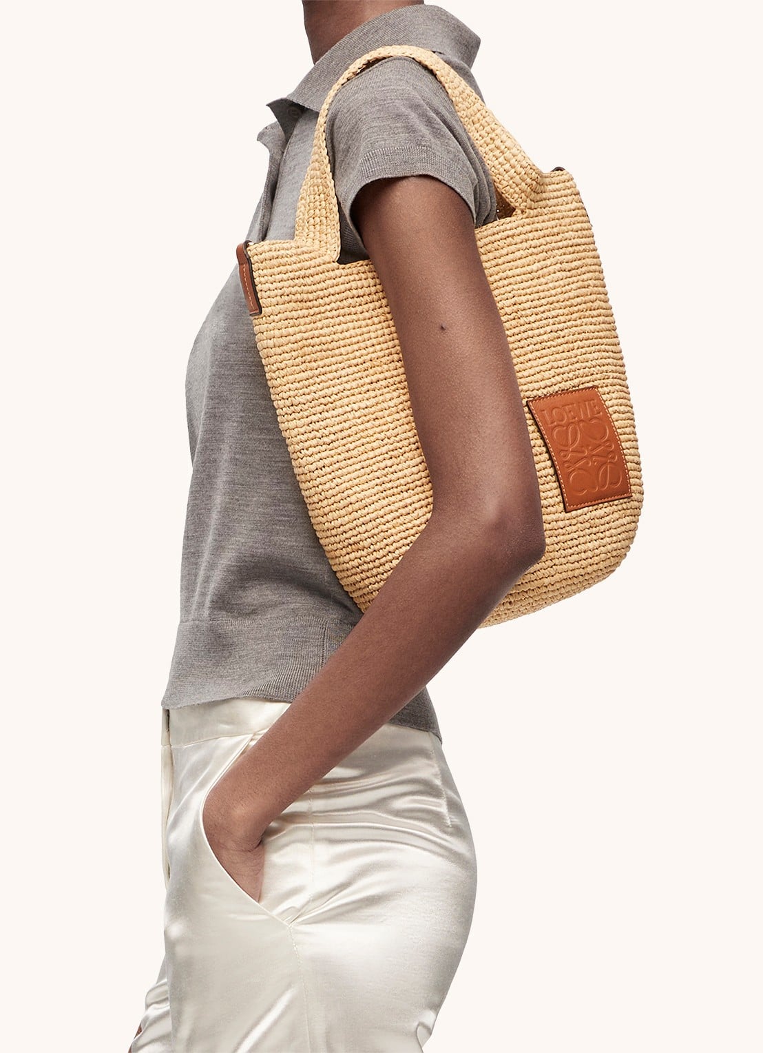 LOEWE Slit schoudertas van raffia met kalfsleren details - detail 3 camel