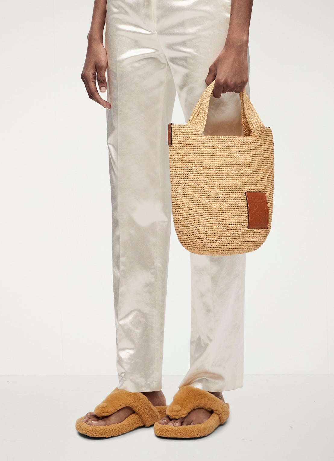 LOEWE Slit schoudertas van raffia met kalfsleren details - voorkant 5 camel
