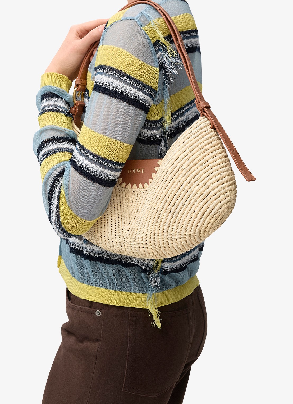 LOEWE Swing Medium schoudertas van raffia met kalfsleren details - voorkant 2 beige