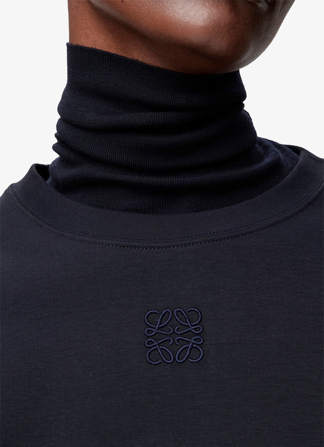 LOEWE T-shirt met logoborduring en asymmetrische zoom - detail 3 donkerblauw