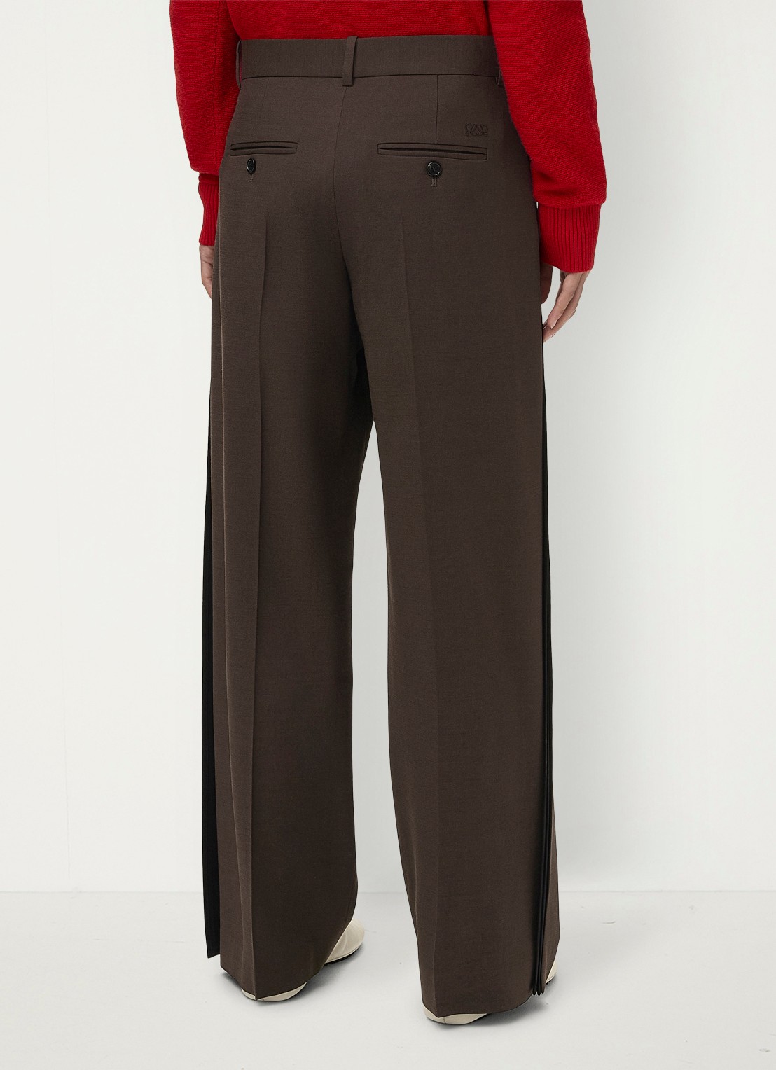 LOEWE Wide fit pantalon in wolblend met persplooi - achterkant bruin