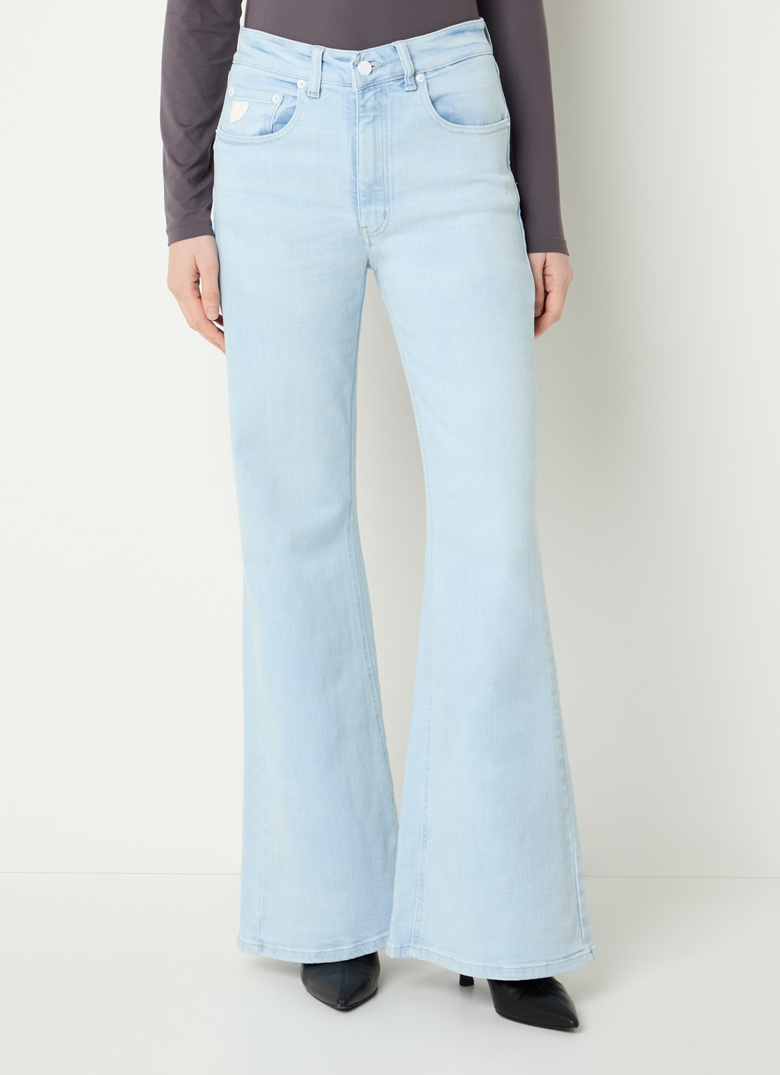 Lois High waist flared jeans met gekleurde wassing - detail lichtblauw