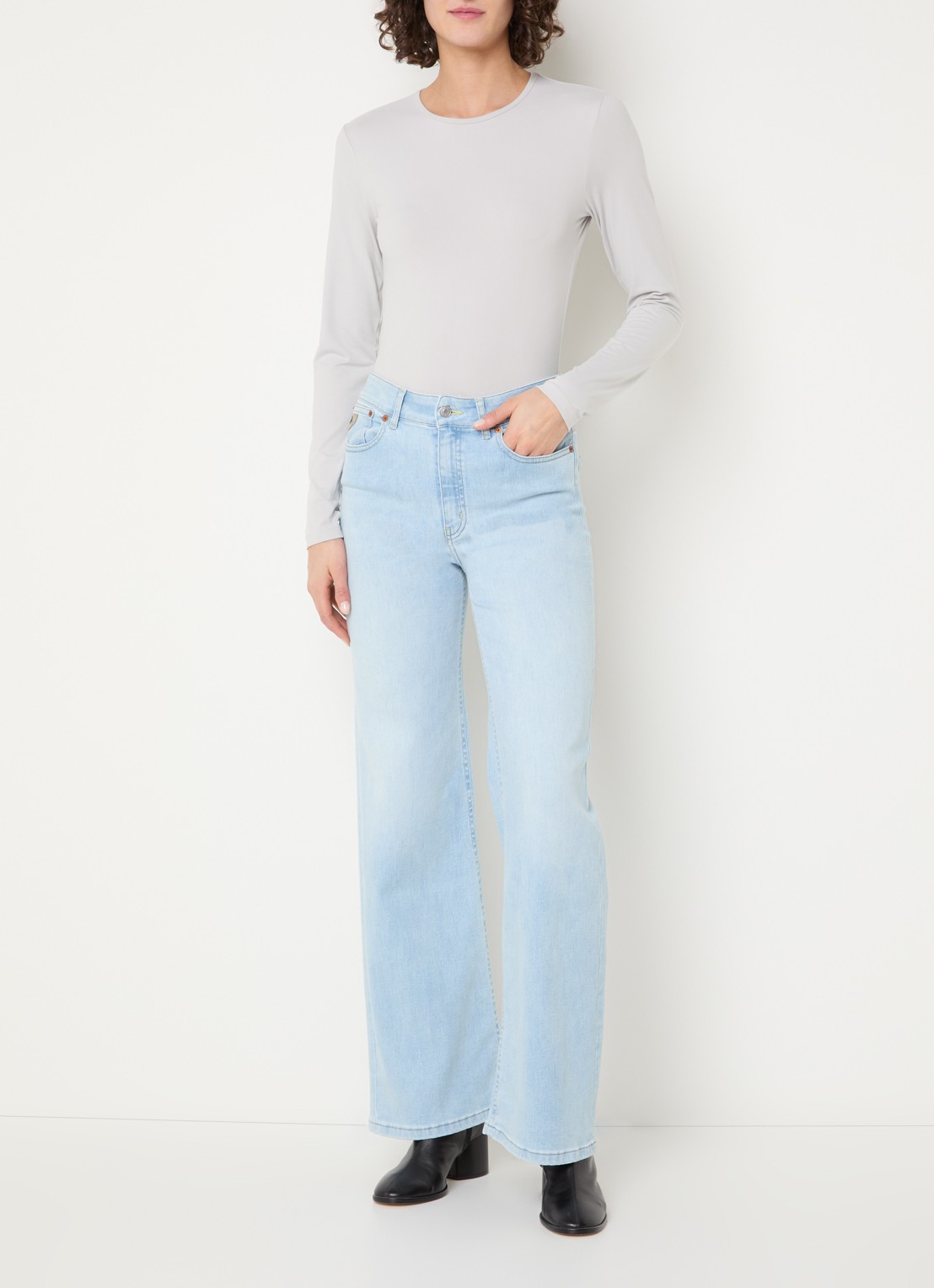 Lois Palazzo high waist flared fit jeans met medium wassing - voorkant 4 lichtblauw