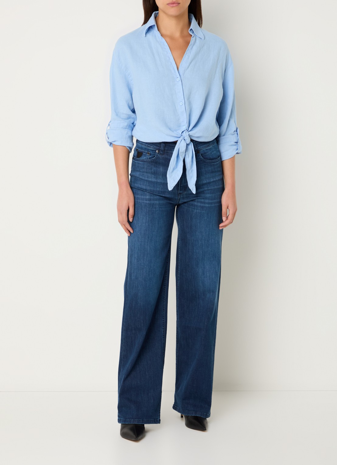 Lois Pia blouse van linnen met gestrikt detail - voorkant 2 lichtblauw