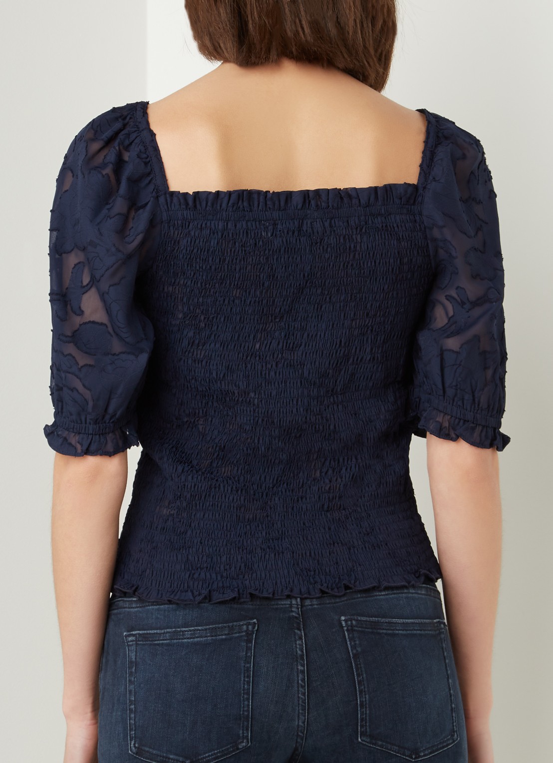 Lollys Laundry Honey top met smockwerk en burn-out dessin - achterkant donkerblauw