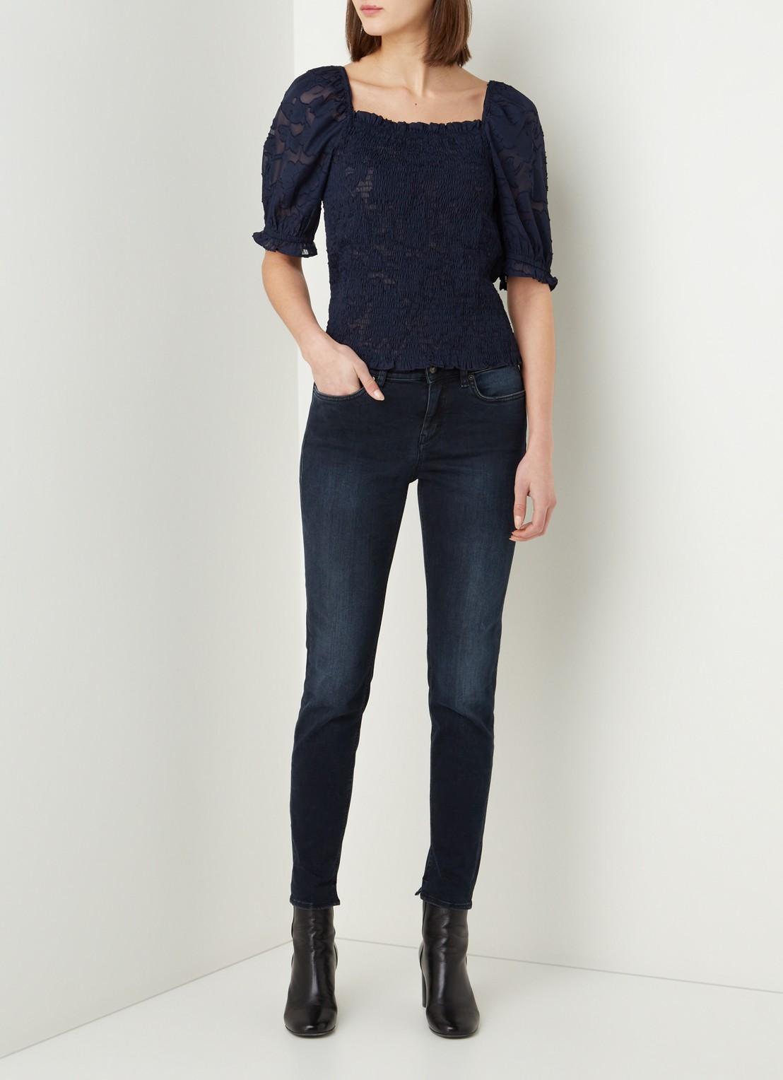 Lollys Laundry Honey top met smockwerk en burn-out dessin - voorkant 4 donkerblauw