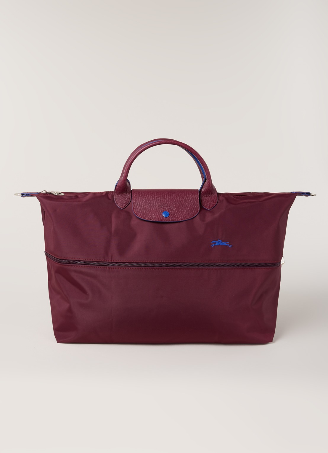 Longchamp Le Pliage reistas in maat verstelbaar - detail 4 aubergine