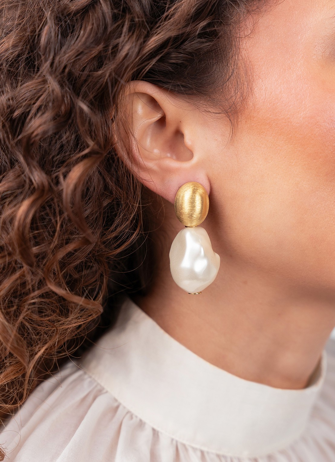 LOTT. gioielli Irregular Stone L Bailey oorstekers - voorkant 3 parelmoer