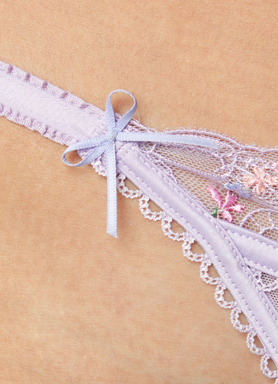 Lounge Junia string van satijn met mesh en bloemborduring - detail 2 lila