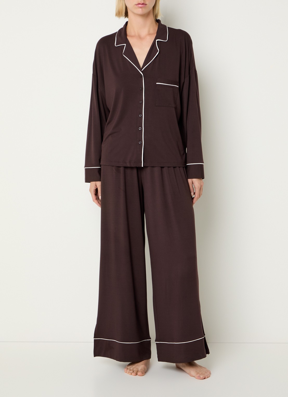 Lounge Pyjamatop met contrasterende bies - voorkant 3 chocoladebruin