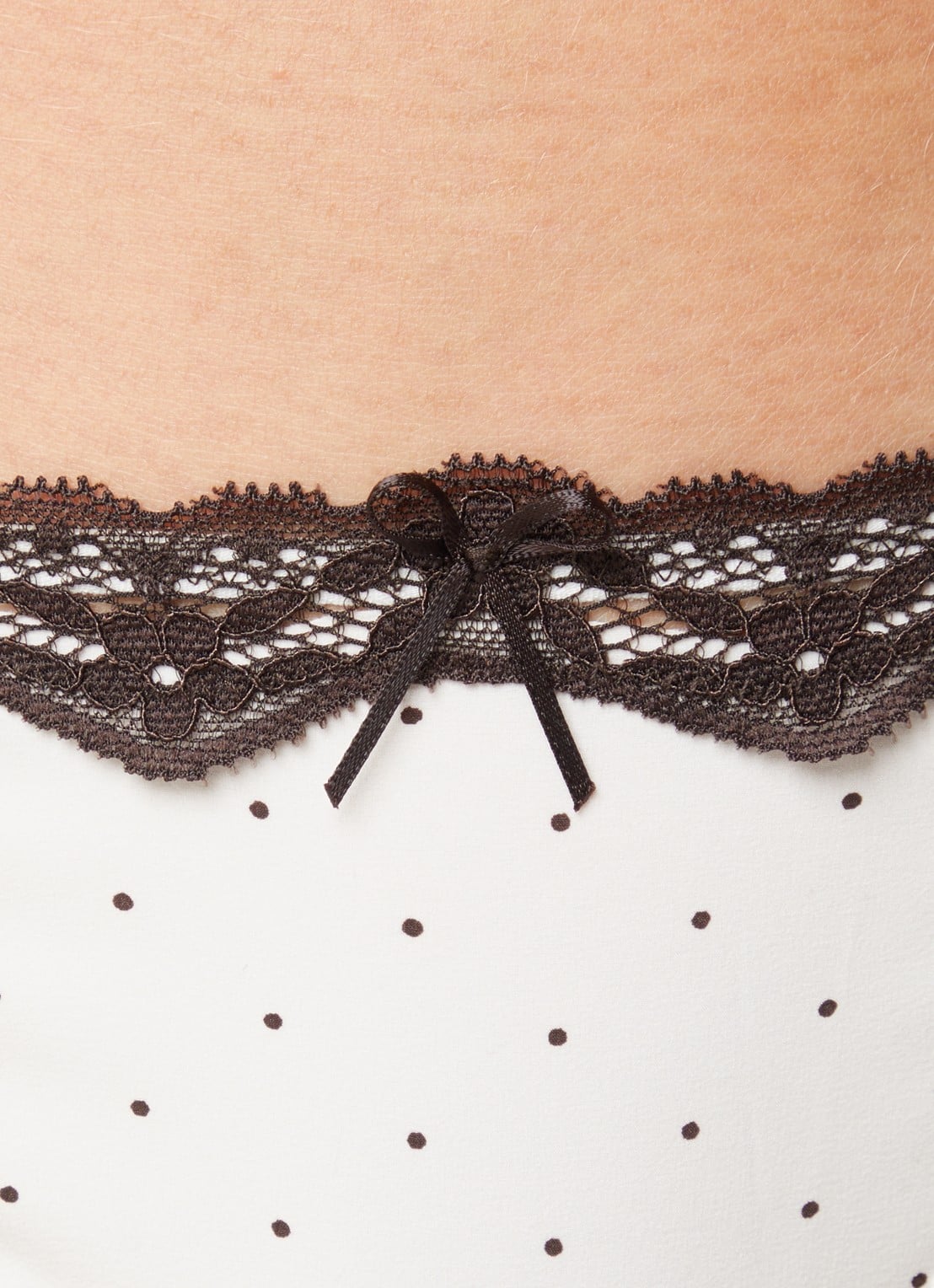 Lounge Reve string met stippenprint en kant - detail 3 ivoor