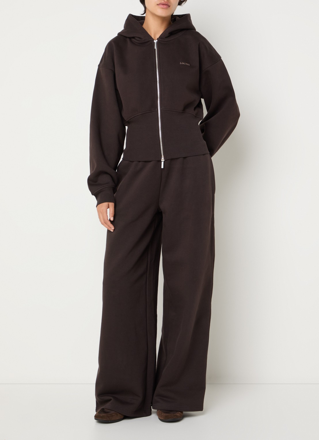 Lounge Sweatvest met logo en capuchon - voorkant 3 chocoladebruin