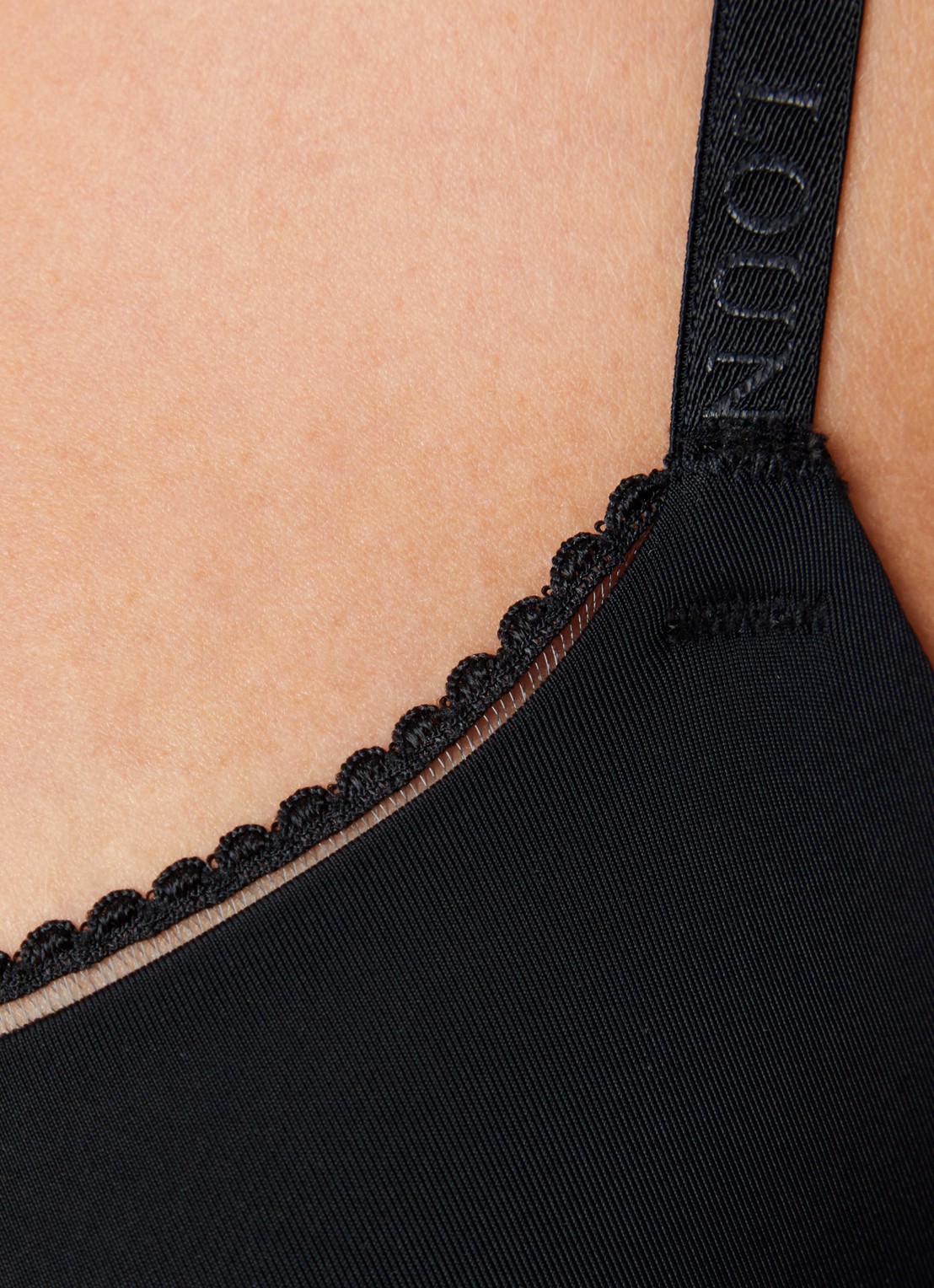 Lounge Voorgevormde T-shirt bh met mesh en borduring - detail zwart