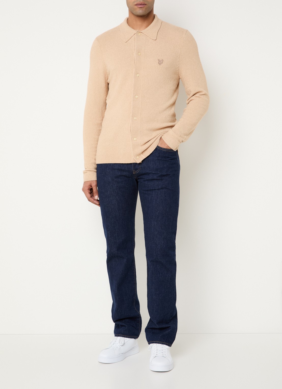 Lyle & Scott Fijngebreid vest met logoborduring - voorkant 2 beige
