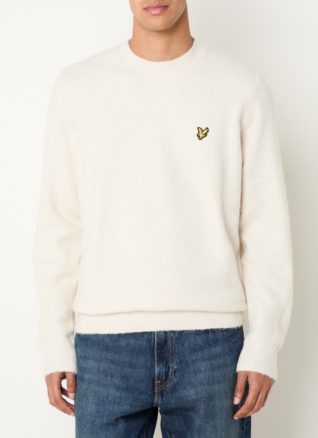 Lyle & Scott Fijngebreide trui in wolblend met logo - detail gebroken wit