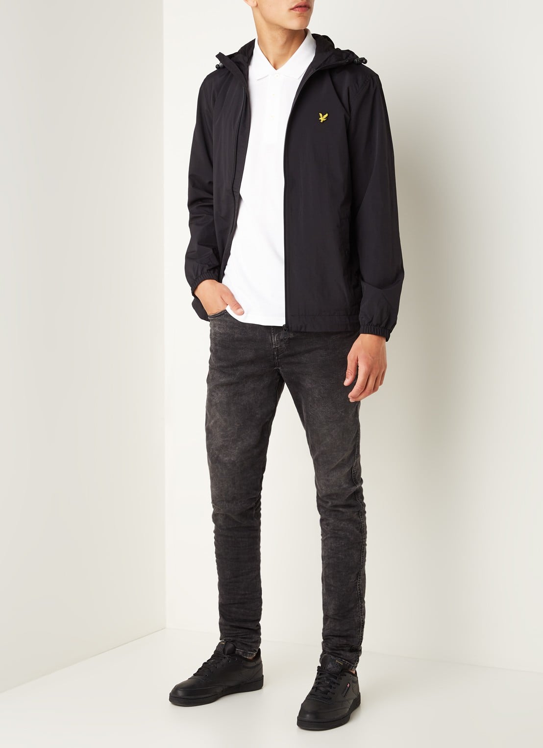 Lyle & Scott Lichtgewicht jack met capuchon - voorkant 3 zwart