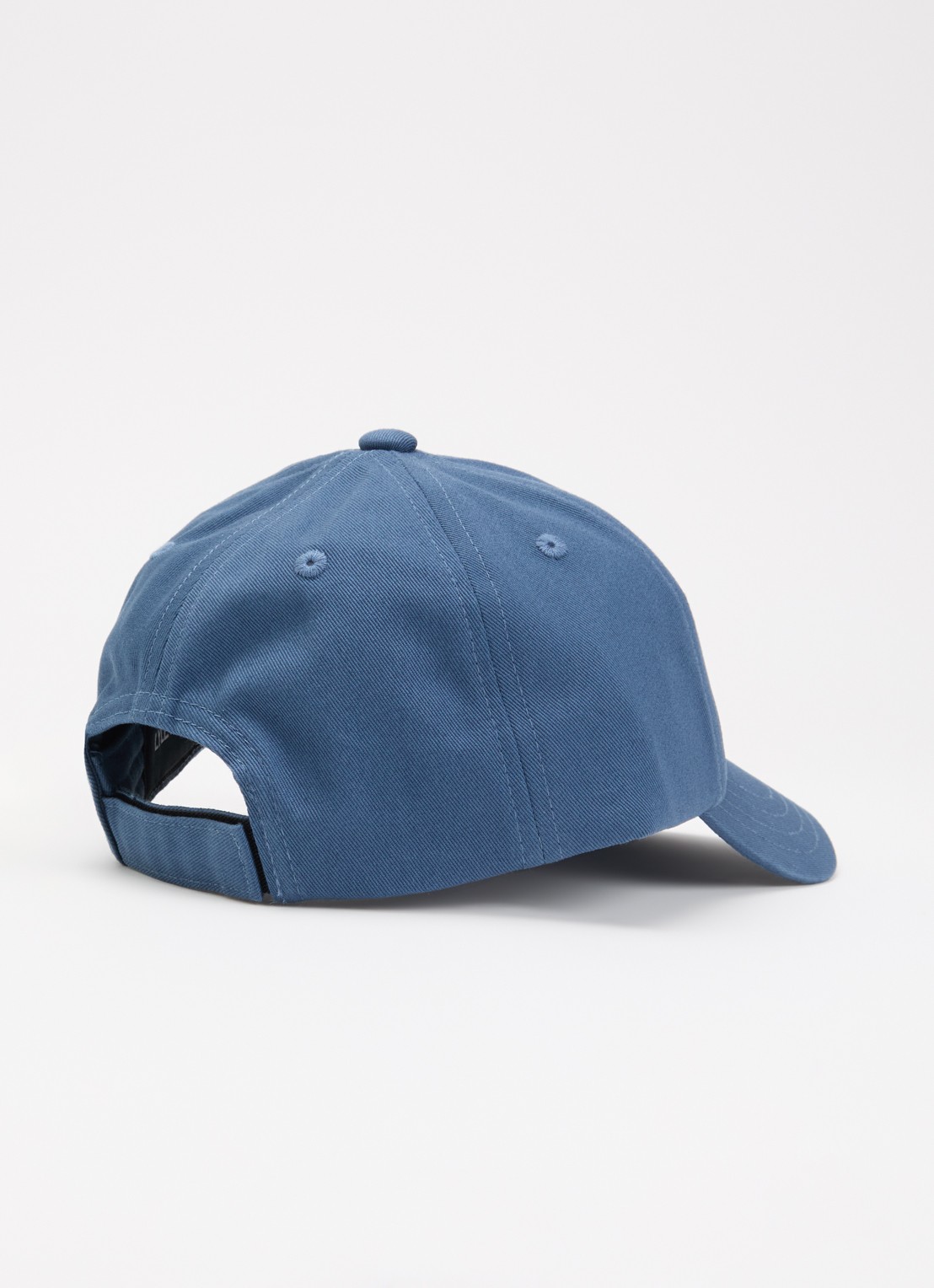 Lyle & Scott Pet met logoborduring - detail okergeel