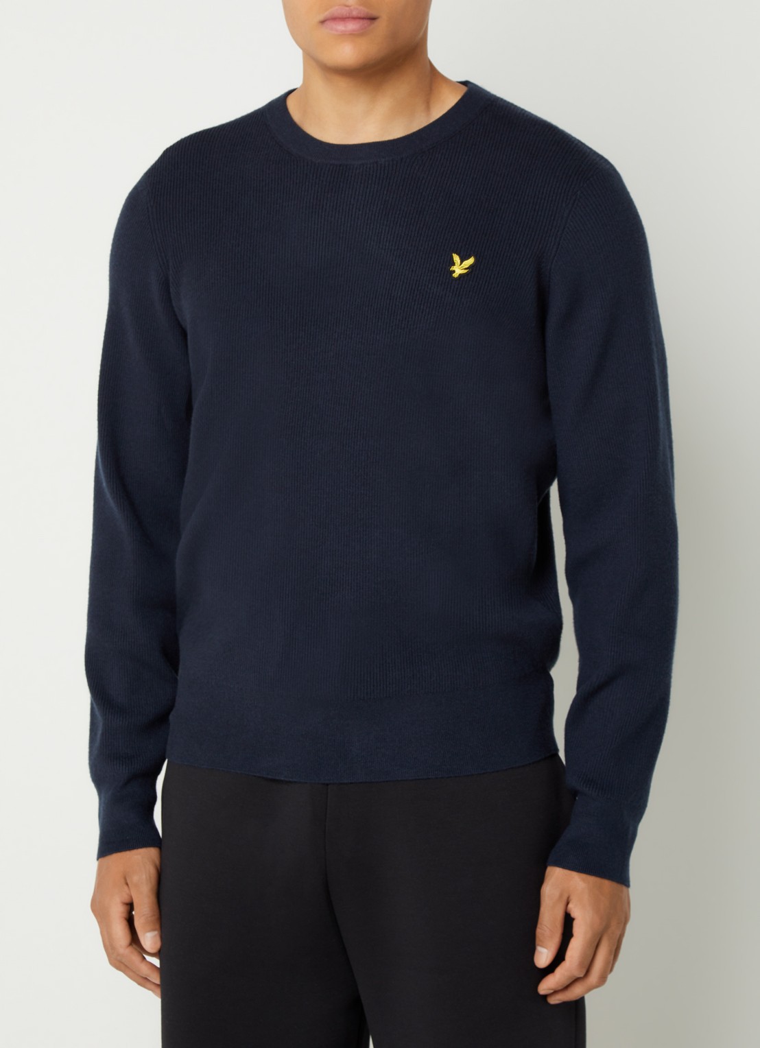 Lyle & Scott Ribgebreide pullover met logo - detail donkerblauw