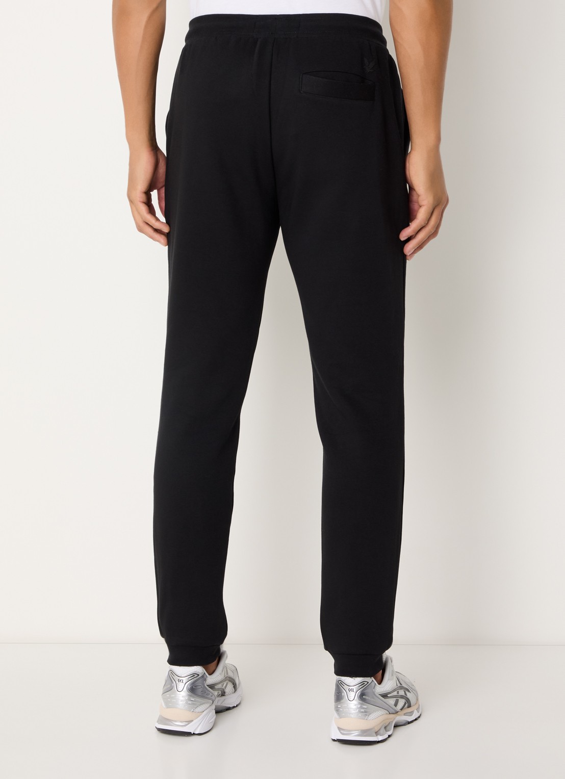 Lyle & Scott Tapered fit joggingbroek met logo en steekzakken - achterkant zwart