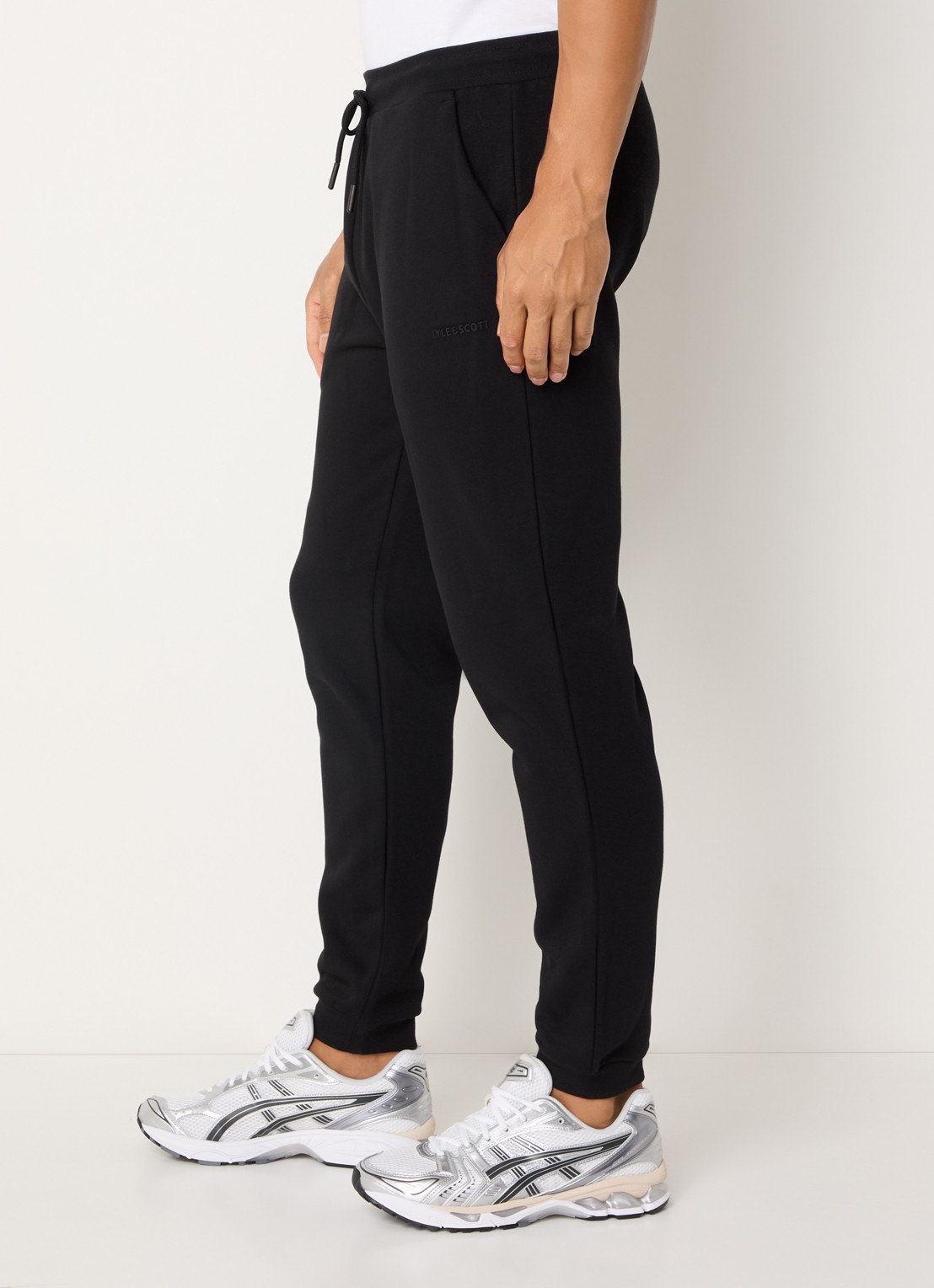 Lyle & Scott Tapered fit joggingbroek met logo en steekzakken - detail 5 zwart