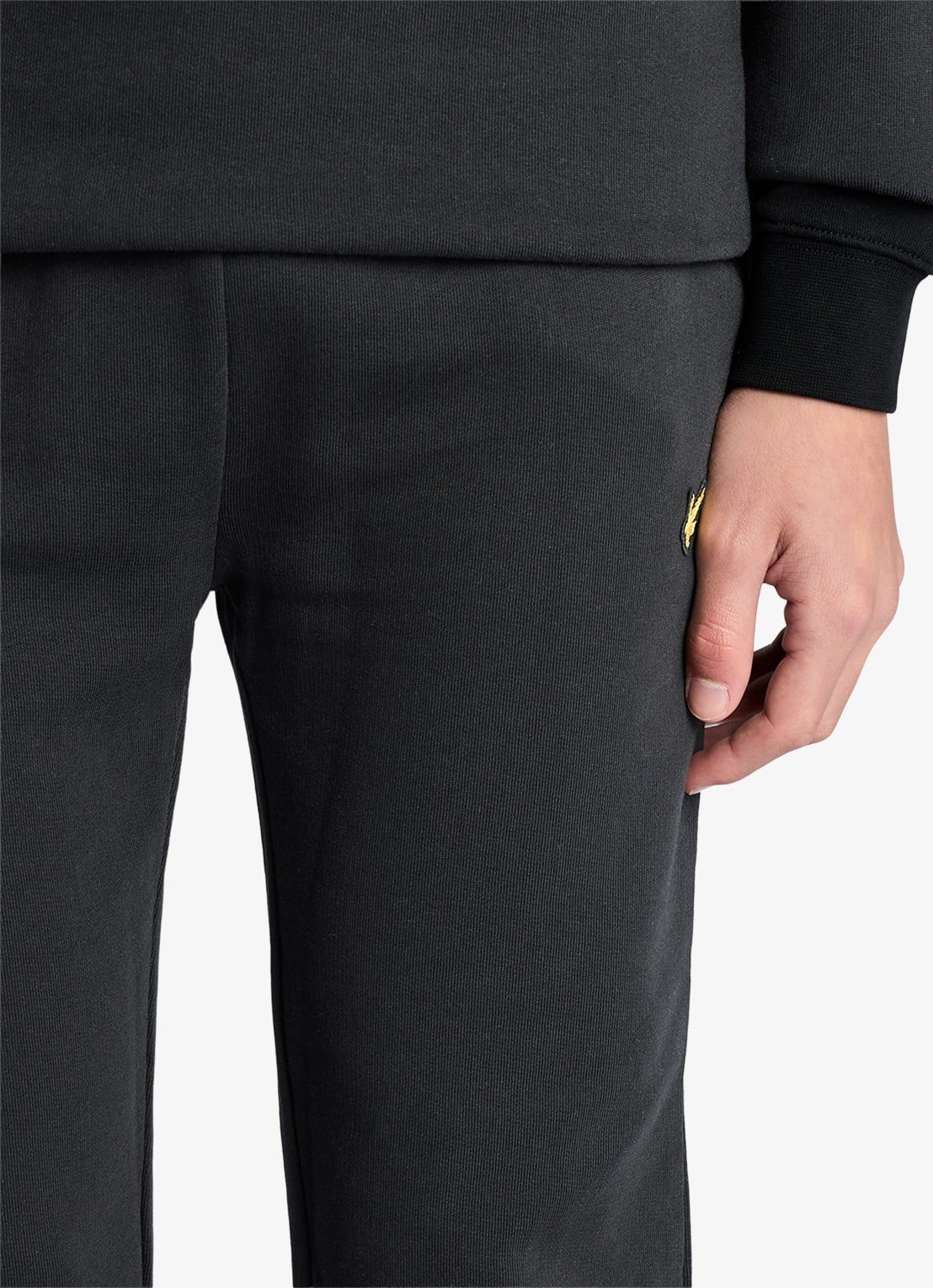 Lyle & Scott Tapered fit joggingbroek met logoborduring - detail zwart