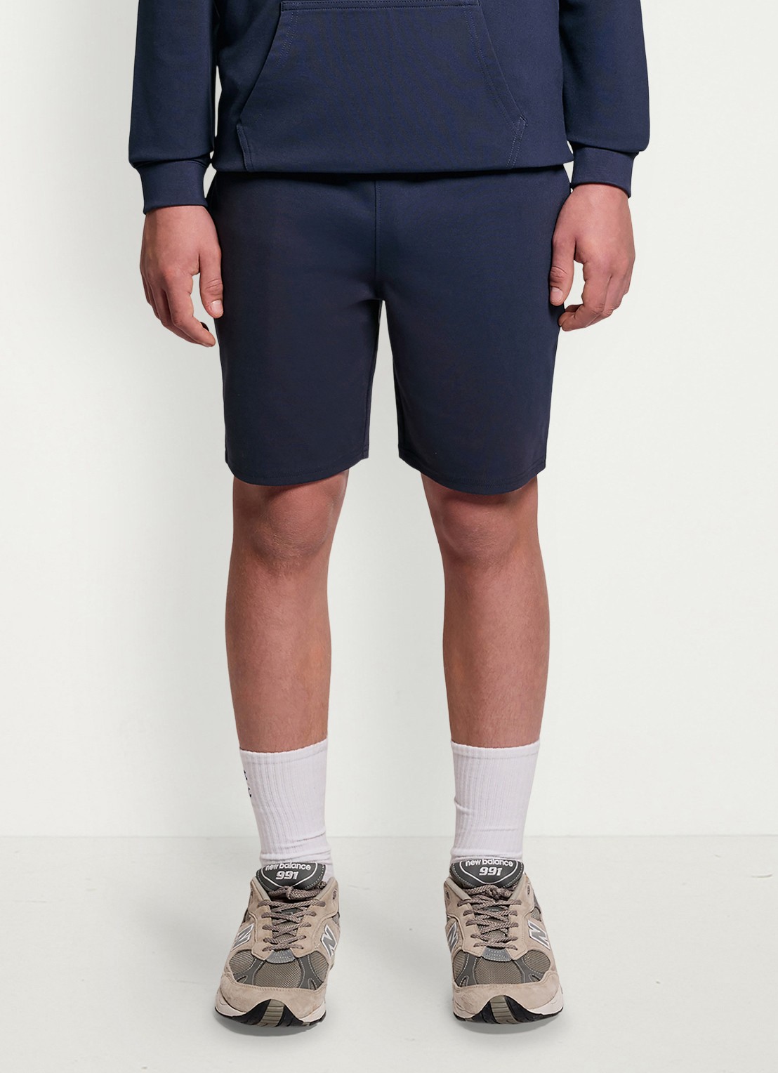 Lyle & Scott Wide fit korte joggingbroek met logoborduring - voorkant 2 donkerblauw