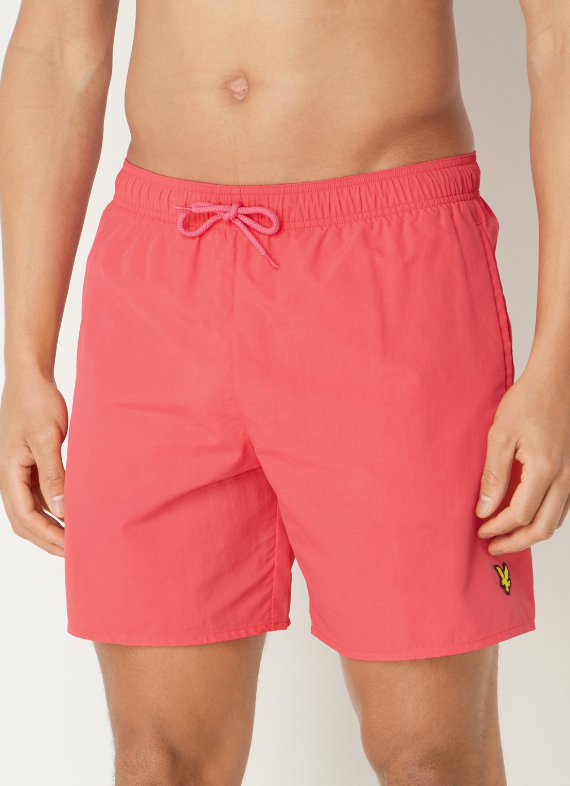Lyle & Scott Zwemshorts met steekzakken en logo - detail koraalroze