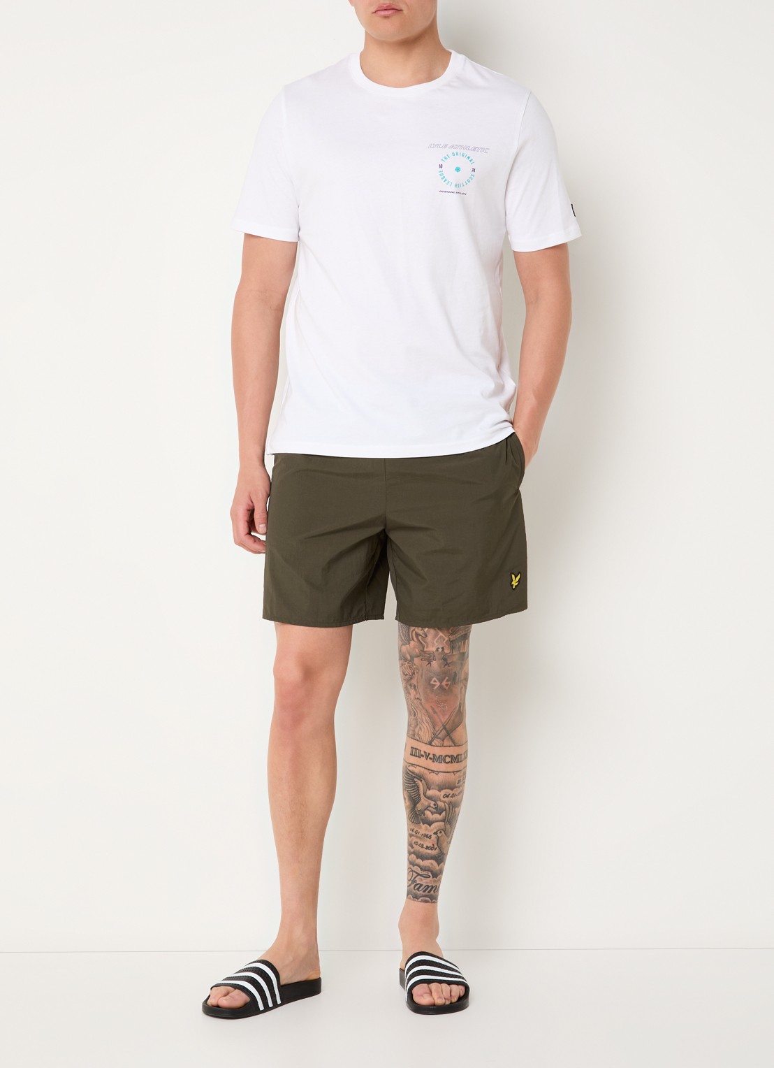 Lyle & Scott Zwemshorts met steekzakken en logo - voorkant 2 olijfgroen