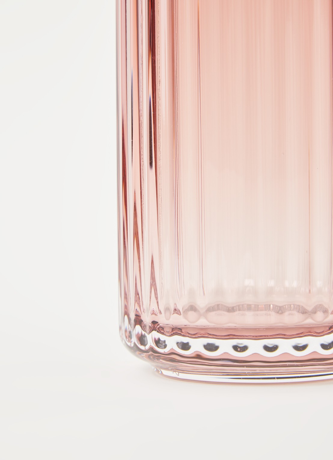 Lyngby Porcelaen Lyngby vaas 15 cm - detail donkerroze