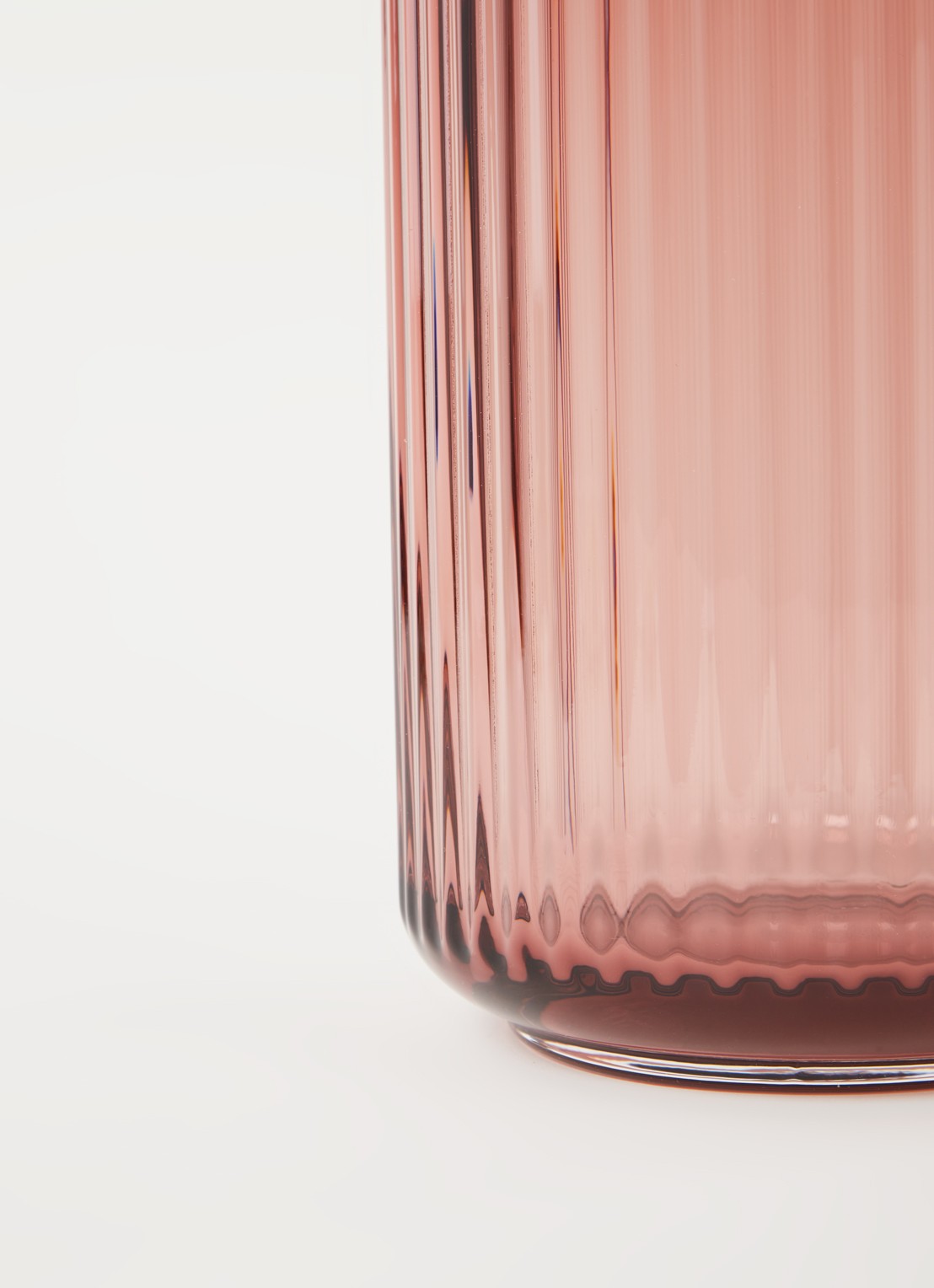 Lyngby Porcelaen Lyngby vaas 25 cm - detail donkerroze