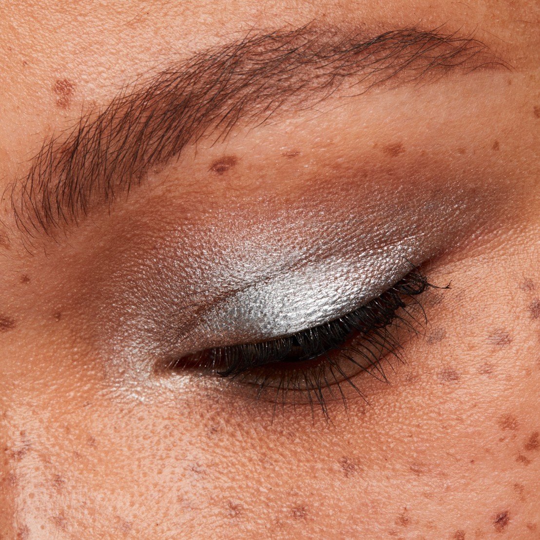 M·A·C Dazzleshadow Liquid - vloeibare oogschaduw - detail 6 stars in my eyes