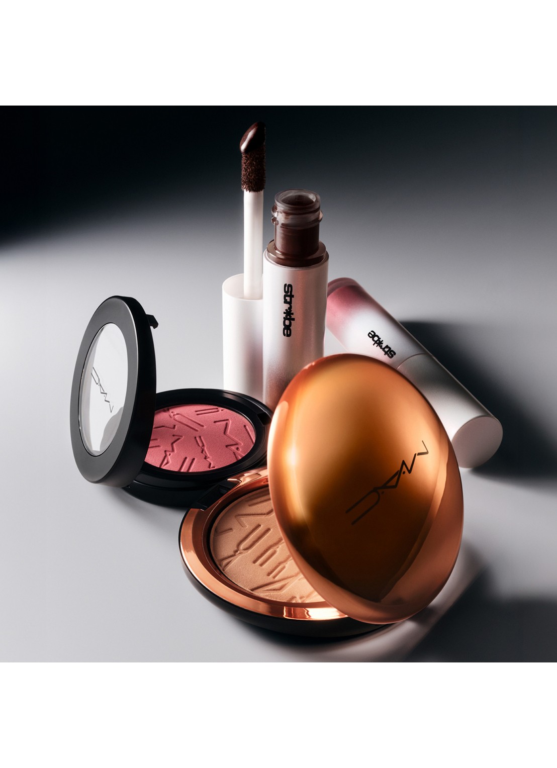 M·A·C Skinfinish Sunstruck Bronzer - detail 3 goud