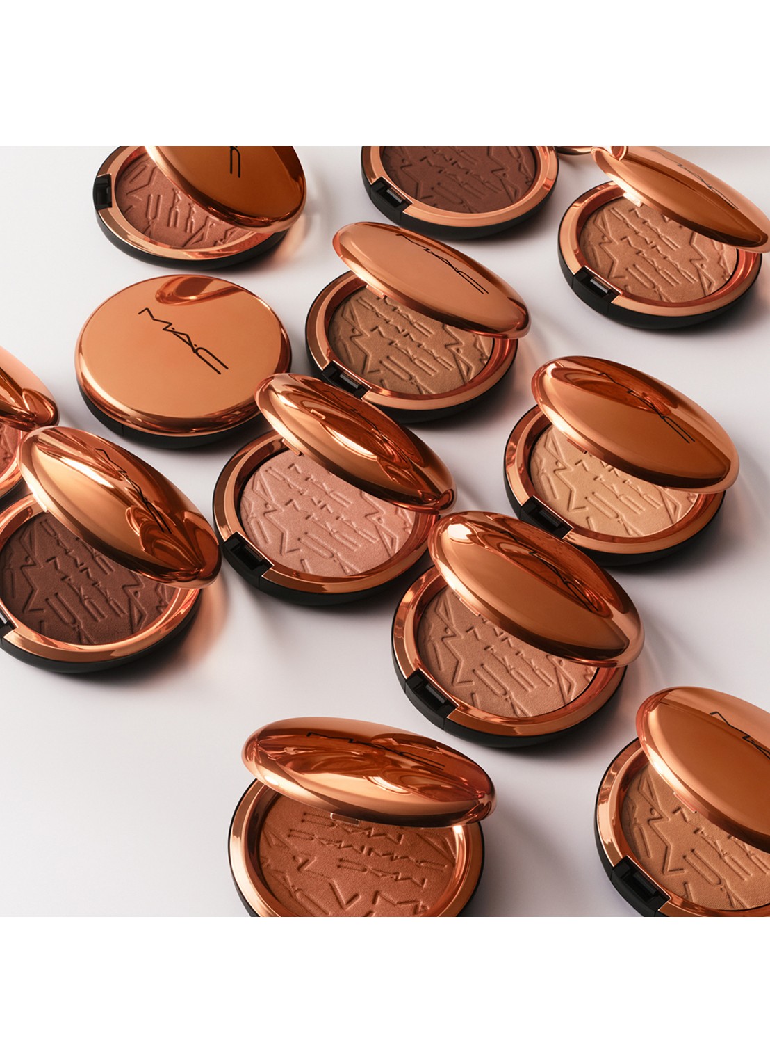 M·A·C Skinfinish Sunstruck Bronzer - detail 4 goud