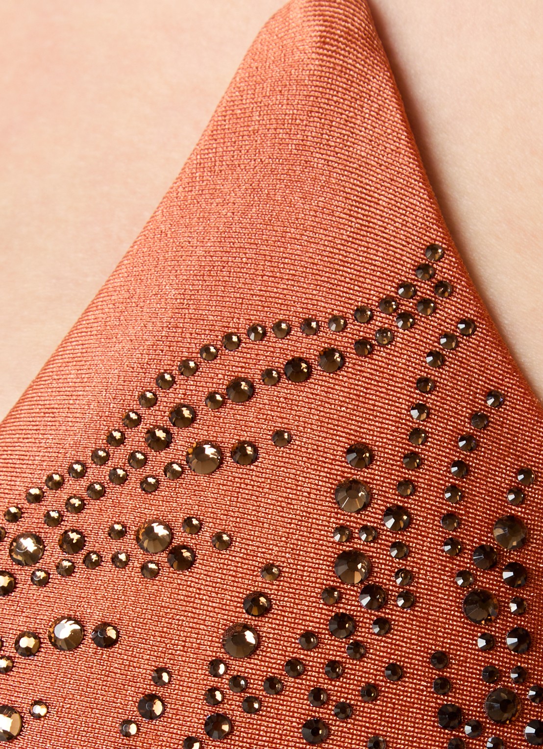 MAAJI Satin Umber Balmy reversible triangel bikinitop met uitneembare vulling - detail 3 oranjebruin