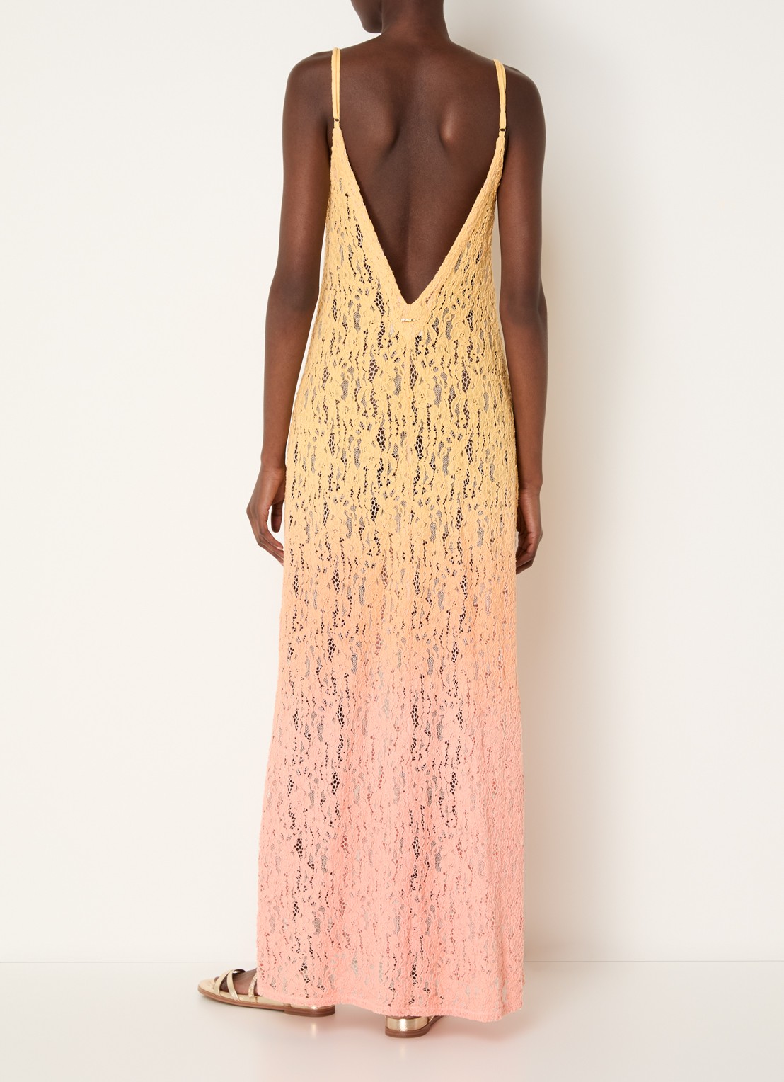 MAAJI Sunrise Sky Elowen maxi jurk met opengewerkt dessin - achterkant roze