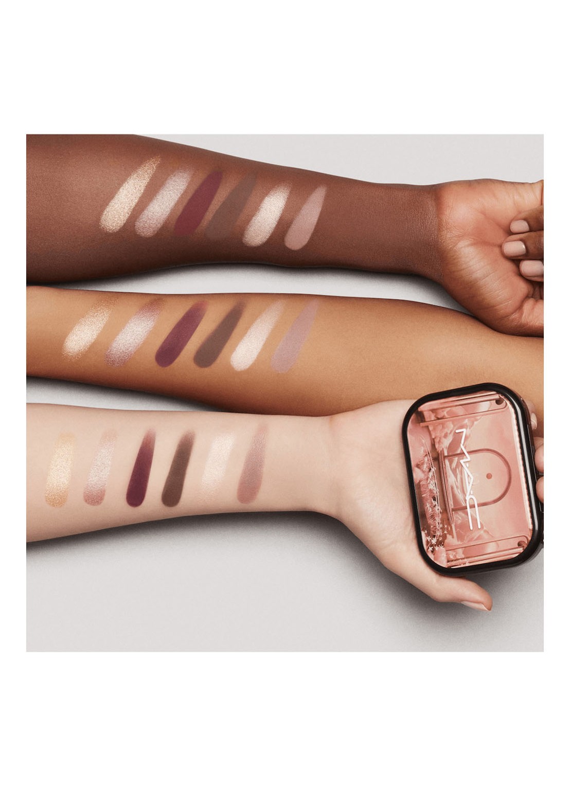 M·A·C  Connect In Colour Eye Shadow Palette X6 - oogschaduw palette - detail 3 embedded in burgundy