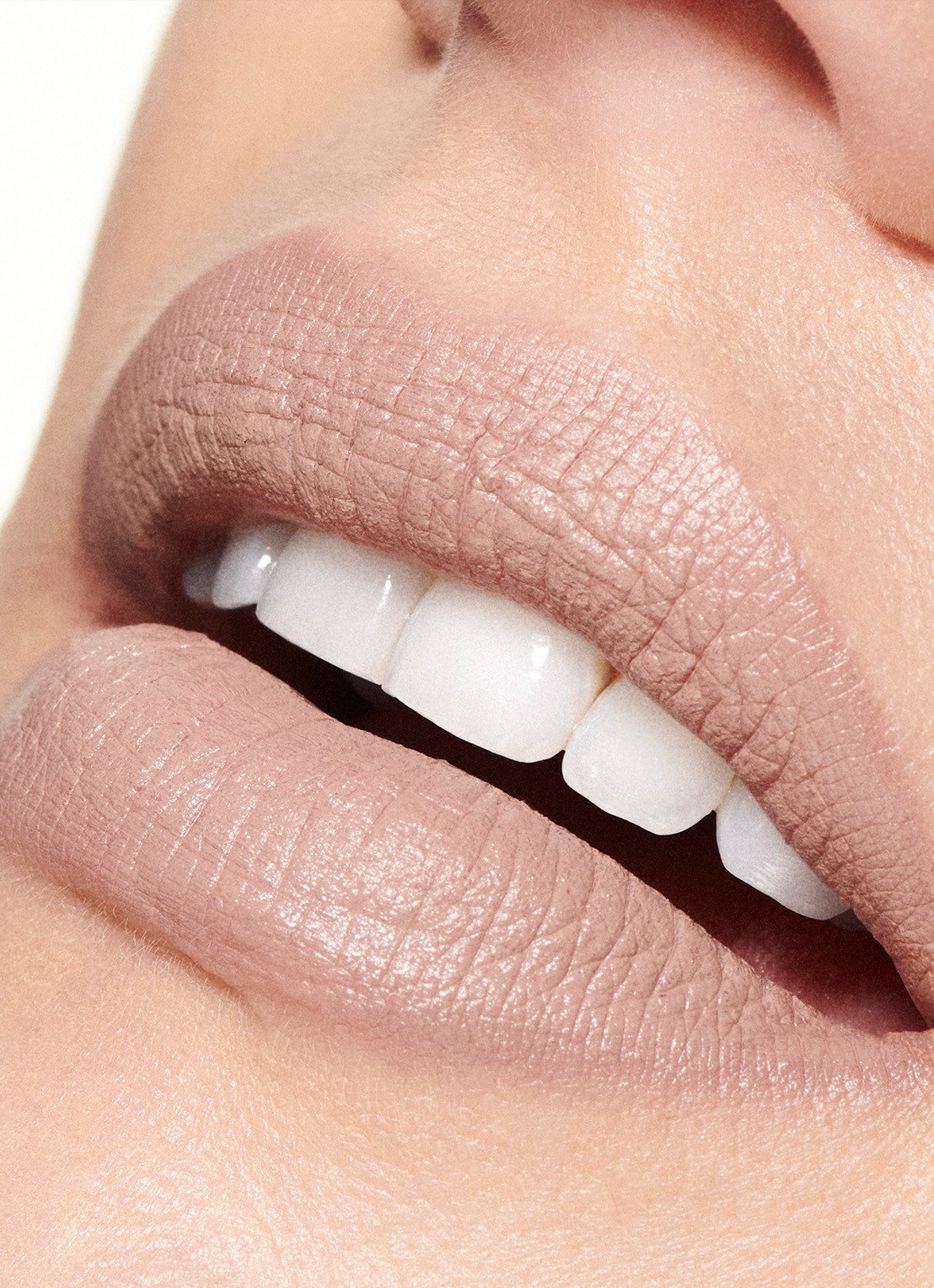 M·A·C Macximal Matte Lipstick  - detail 3 acting natural