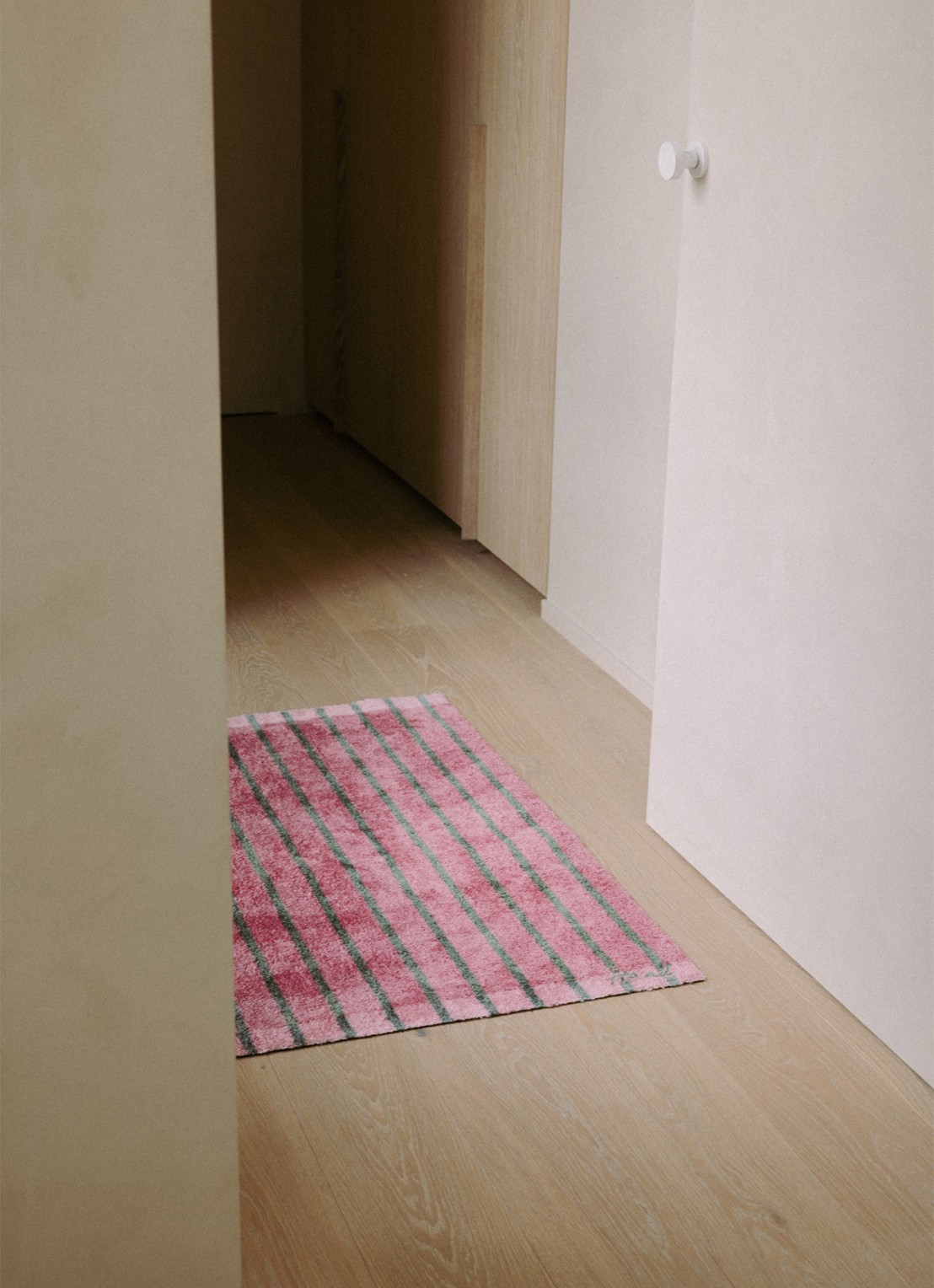 Mad About Mats Dafne universele mat 67 x 110 cm - voorkant 3 roze