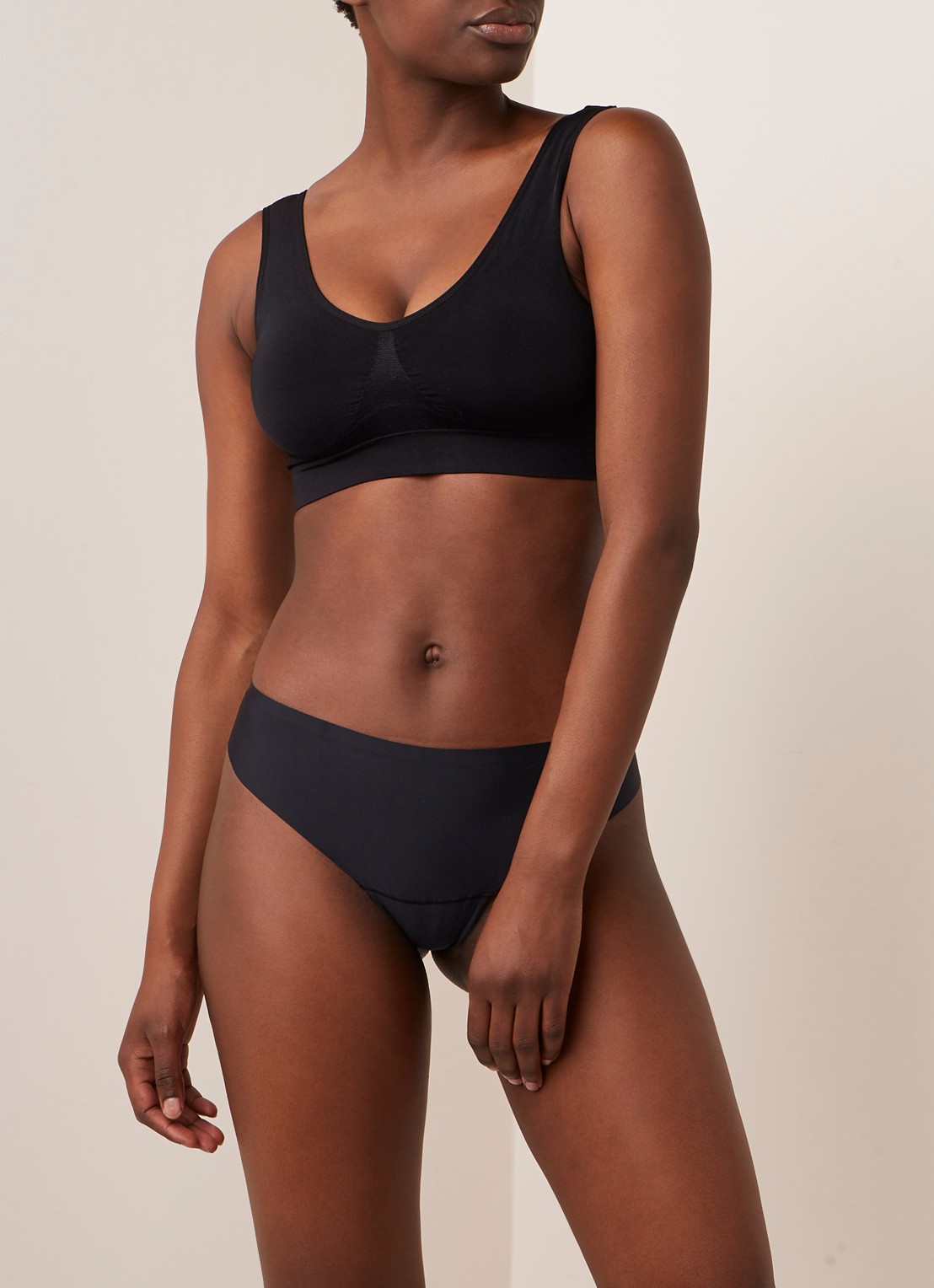 MAGIC Bodyfashion Comfort Bra naadloze voorgevormde bralette - voorkant 4 zwart