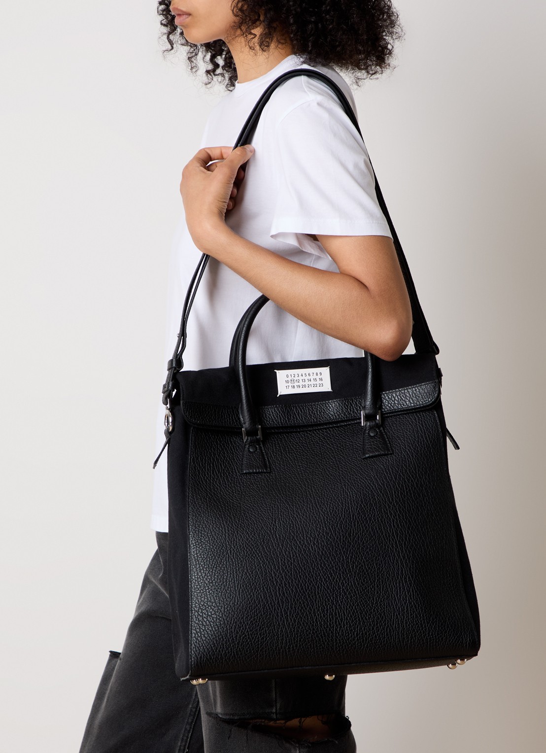 Maison Margiela 5AC Daily Vertical handtas van canvas met kalfsleren details en afneembare schouderriem - voorkant 6 zwart
