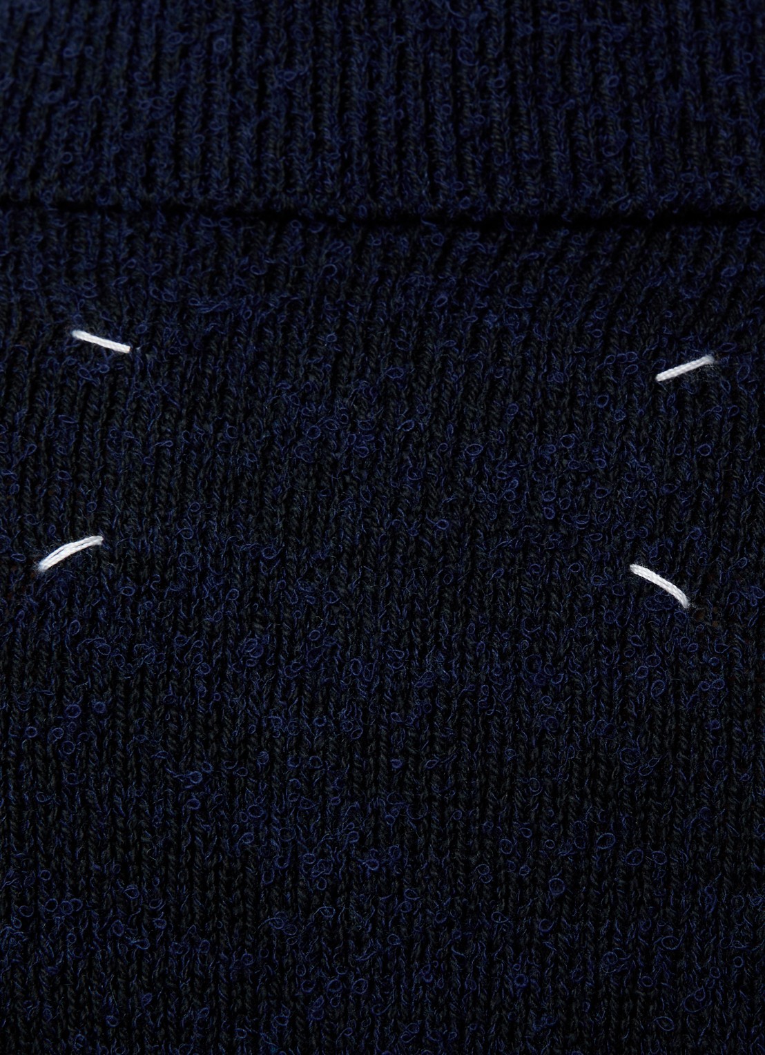 Maison Margiela Grofgebreide polo in wolblend met opgestikte zak - detail 5 donkerblauw