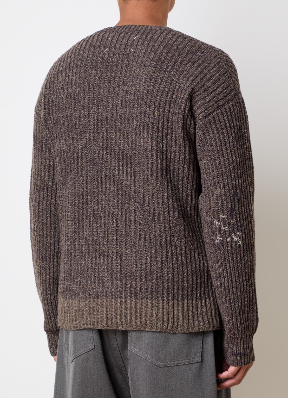 Maison Margiela Grofgebreide pullover in scheerwolblend met V-hals - achterkant donkerbruin