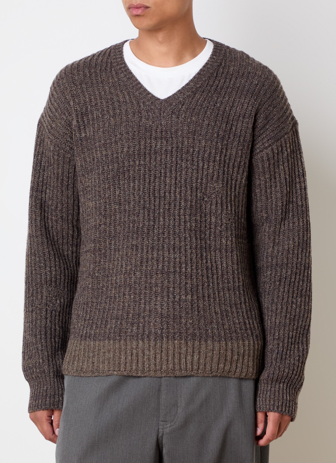 Maison Margiela Grofgebreide pullover in scheerwolblend met V-hals - detail 4 donkerbruin
