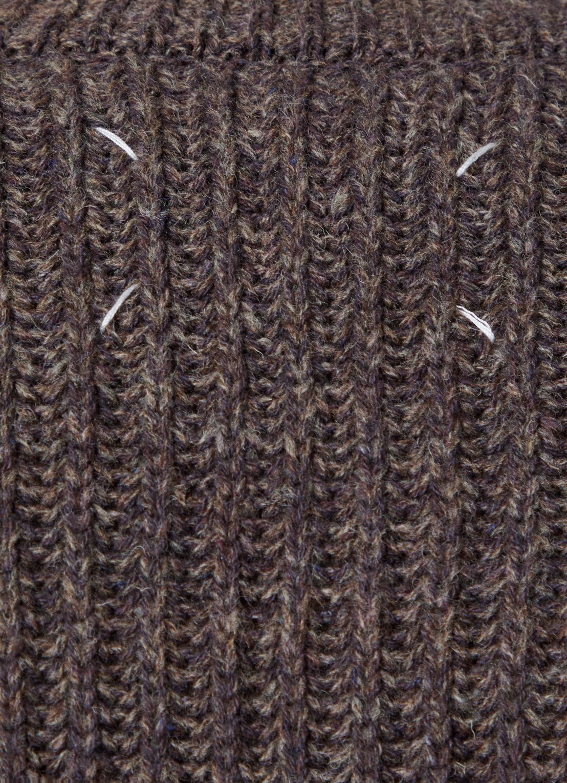 Maison Margiela Grofgebreide pullover in scheerwolblend met V-hals - detail 5 donkerbruin