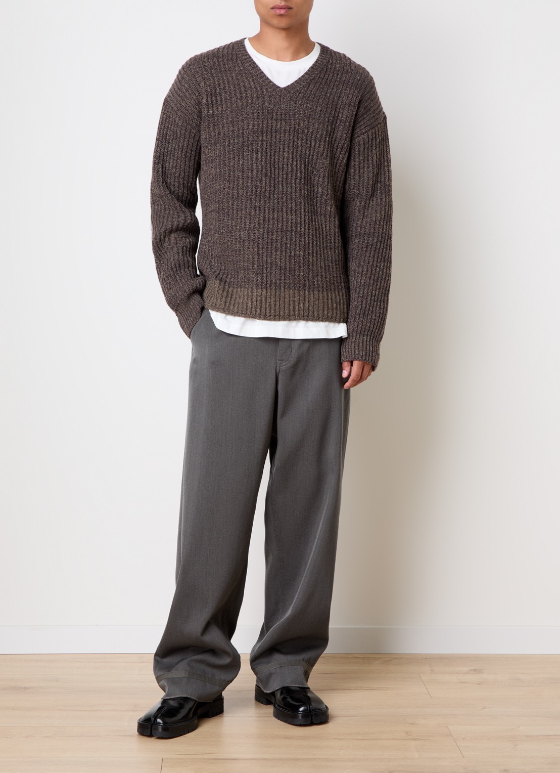 Maison Margiela Grofgebreide pullover in scheerwolblend met V-hals - voorkant 3 donkerbruin