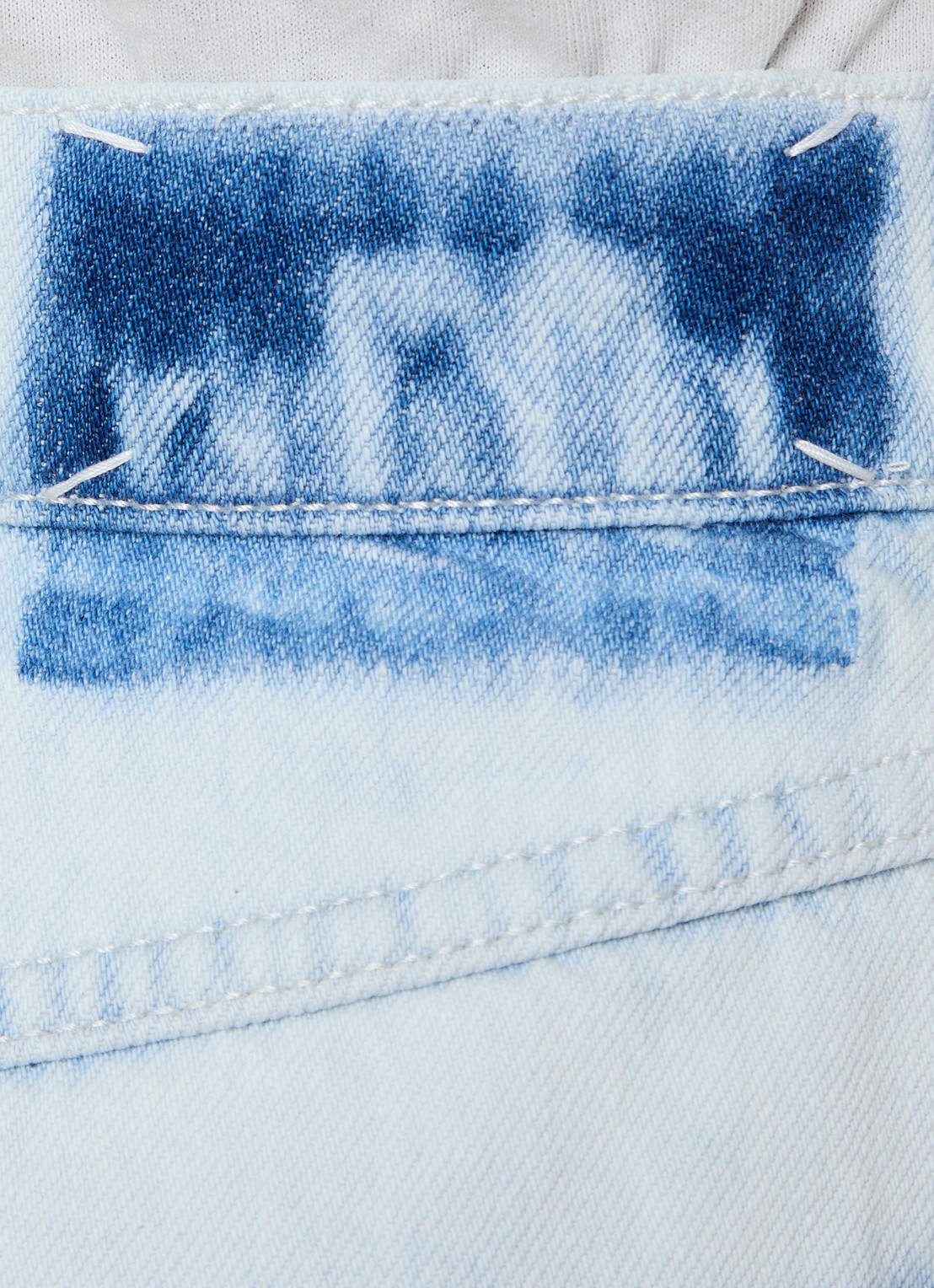 Maison Margiela High waist straight leg jeans met lichte wassing - detail 5 indigo