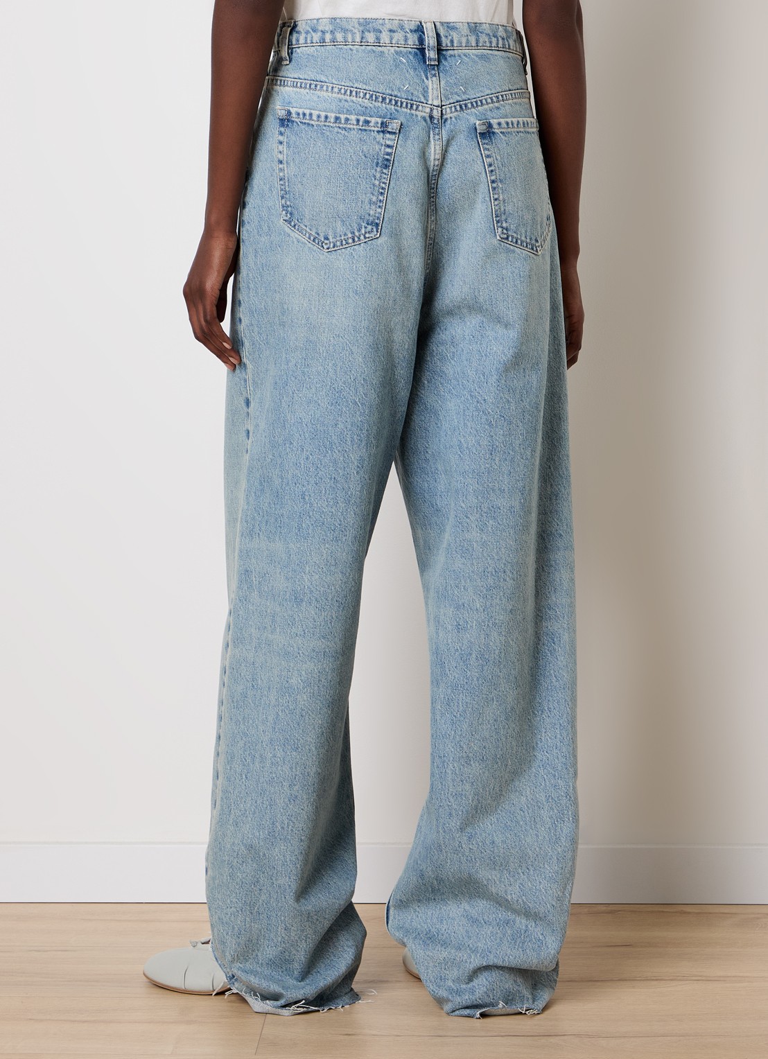Maison Margiela High waist tapered jeans met steekzakken - achterkant lichtblauw