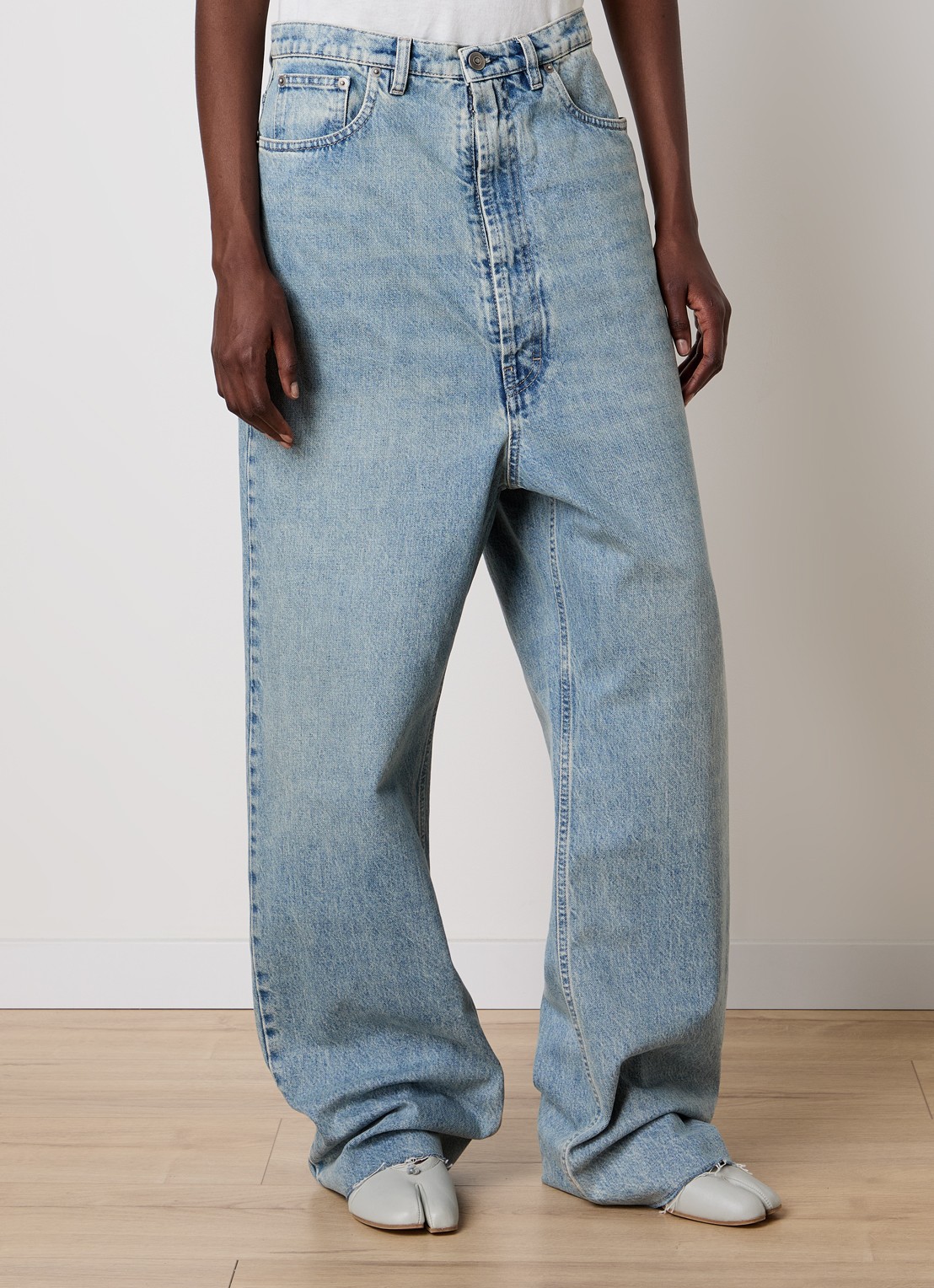 Maison Margiela High waist tapered jeans met steekzakken - detail 4 lichtblauw