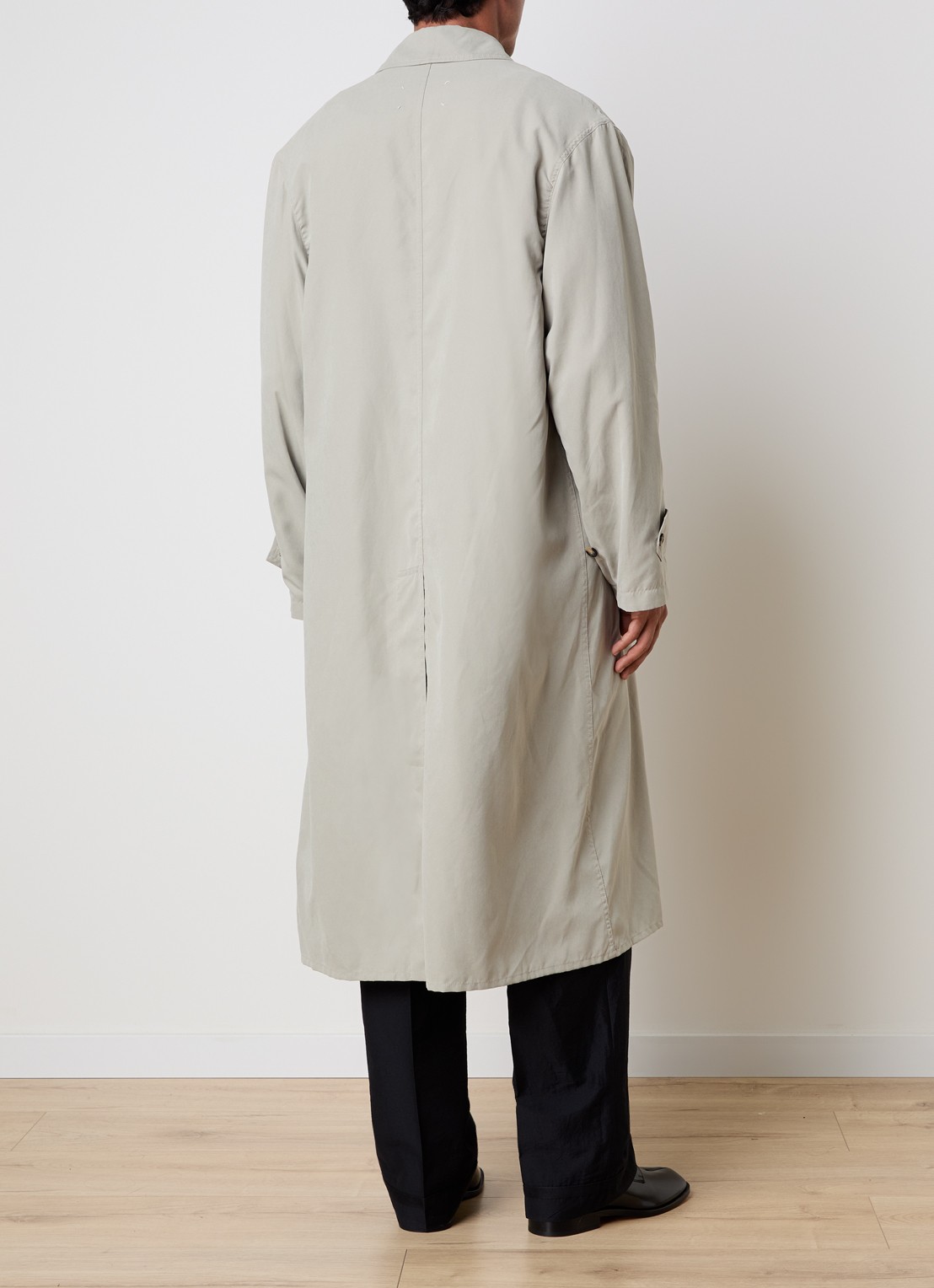 Maison Margiela Peach mantel met steekzakken - achterkant zand